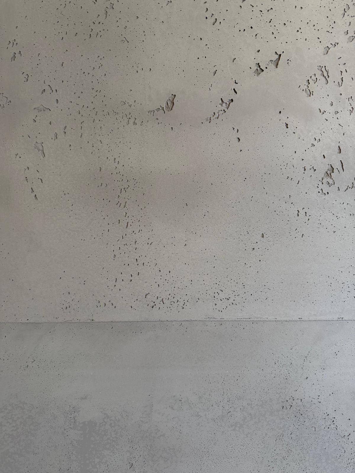 Detailaufnahme einer handgespachtelten Betonoptik-Fläche mit feiner, lebendiger Struktur